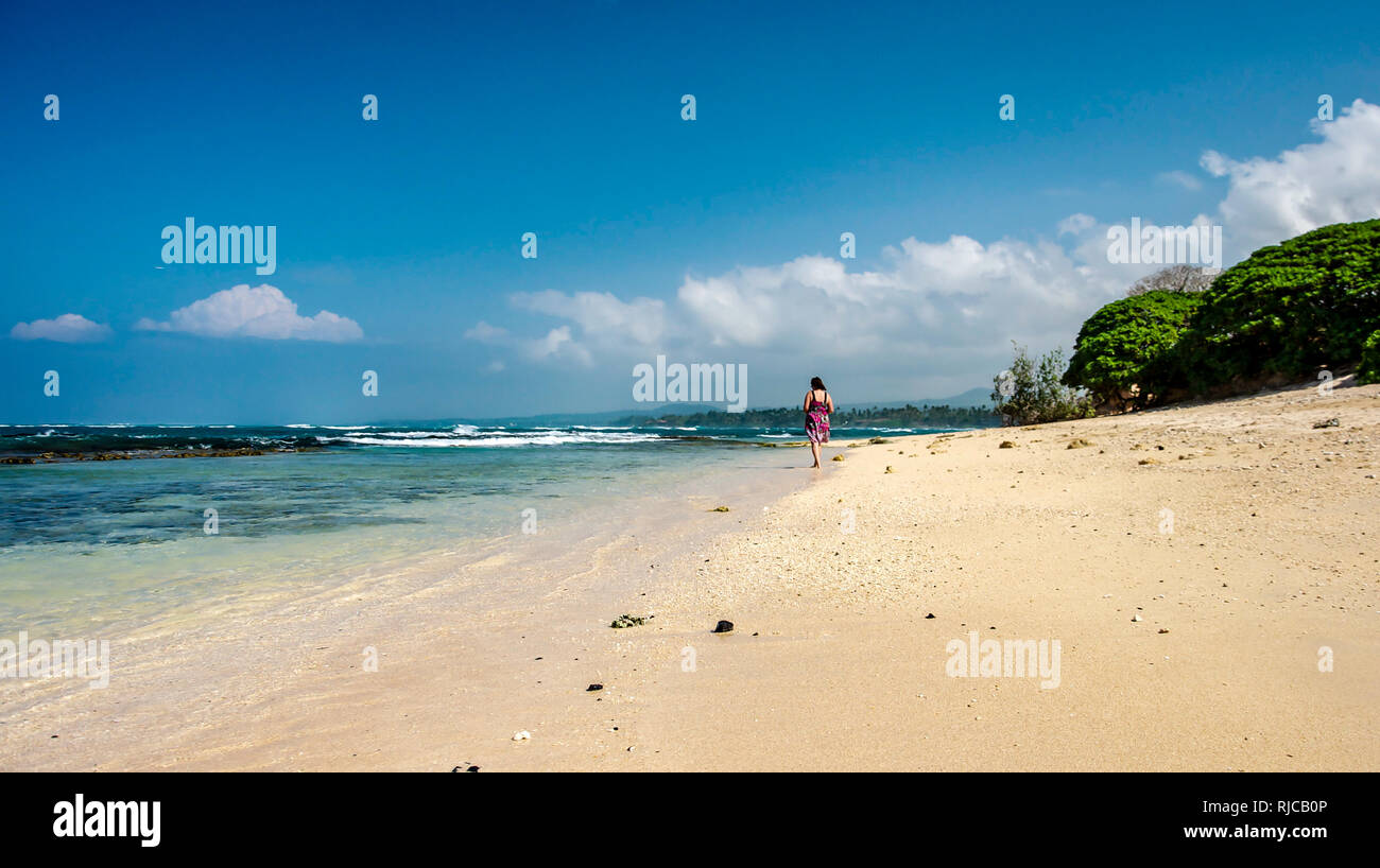 Donna che cammina sulla spiaggia, Maui, Hawaii, Stati Uniti Foto Stock