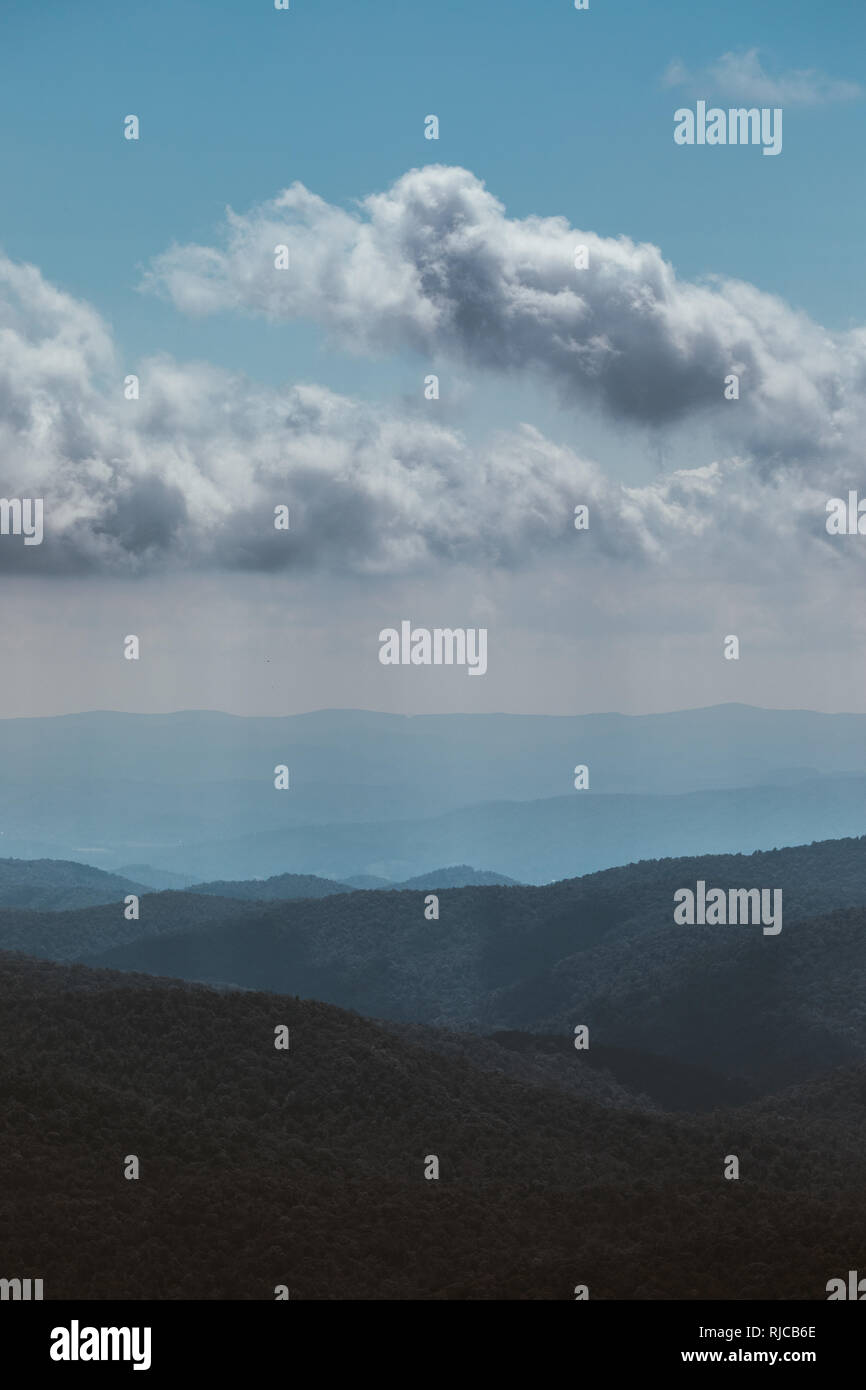 Nuvole sopra le montagne, Asheville, North Carolina, Stati Uniti Foto Stock