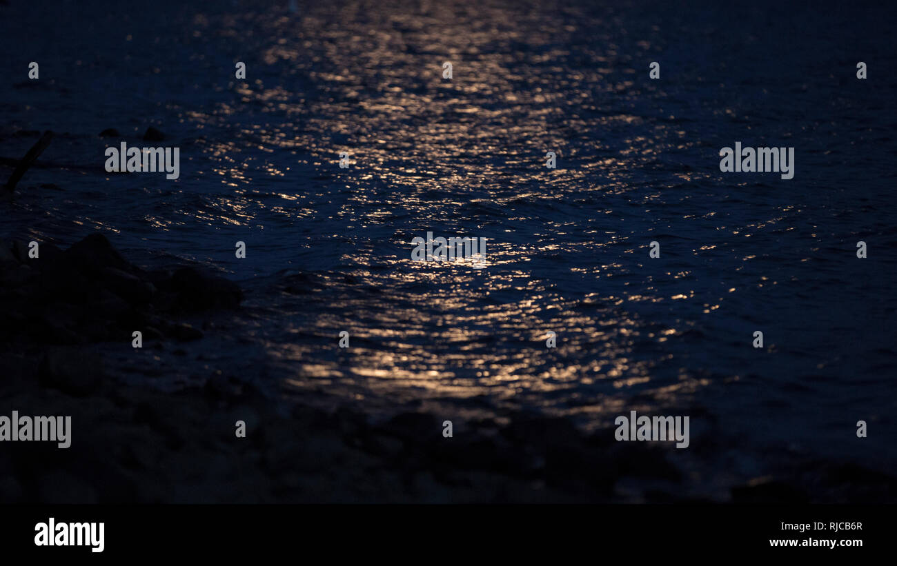 Kanada, British Columbia, l'isola di Vancouver, glitzerndes Mondlicht auf dem Sproat Lake Foto Stock