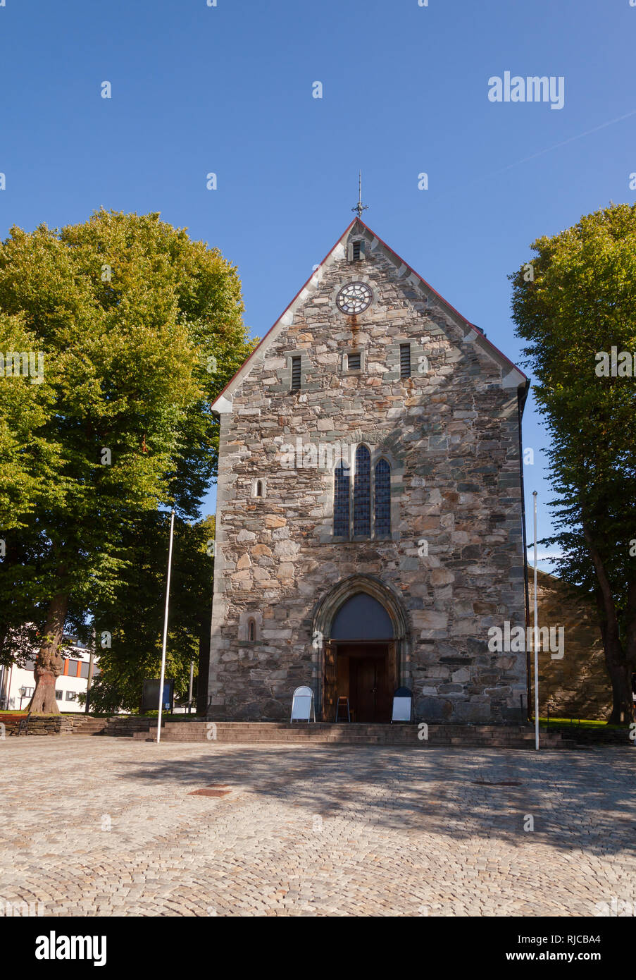 Vista frontale di Stavanger Cattedrale (Stavanger domkirke), la più antica cattedrale norvegese e il punto di riferimento principale in Stavanger, Rogaland county, Norvegia, Scand Foto Stock