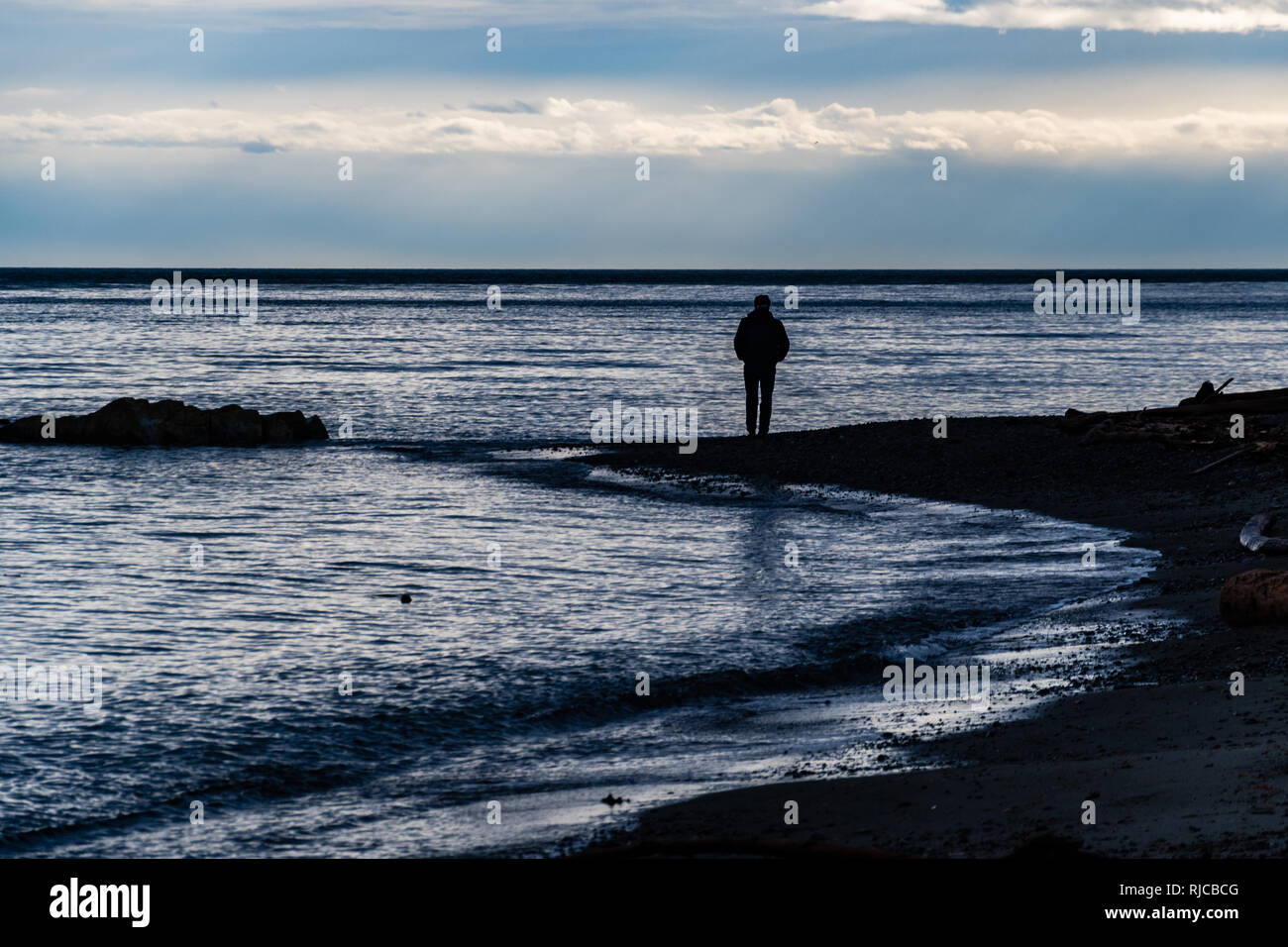 Silhouette di un uomo in piedi sulla spiaggia, Canada Foto Stock