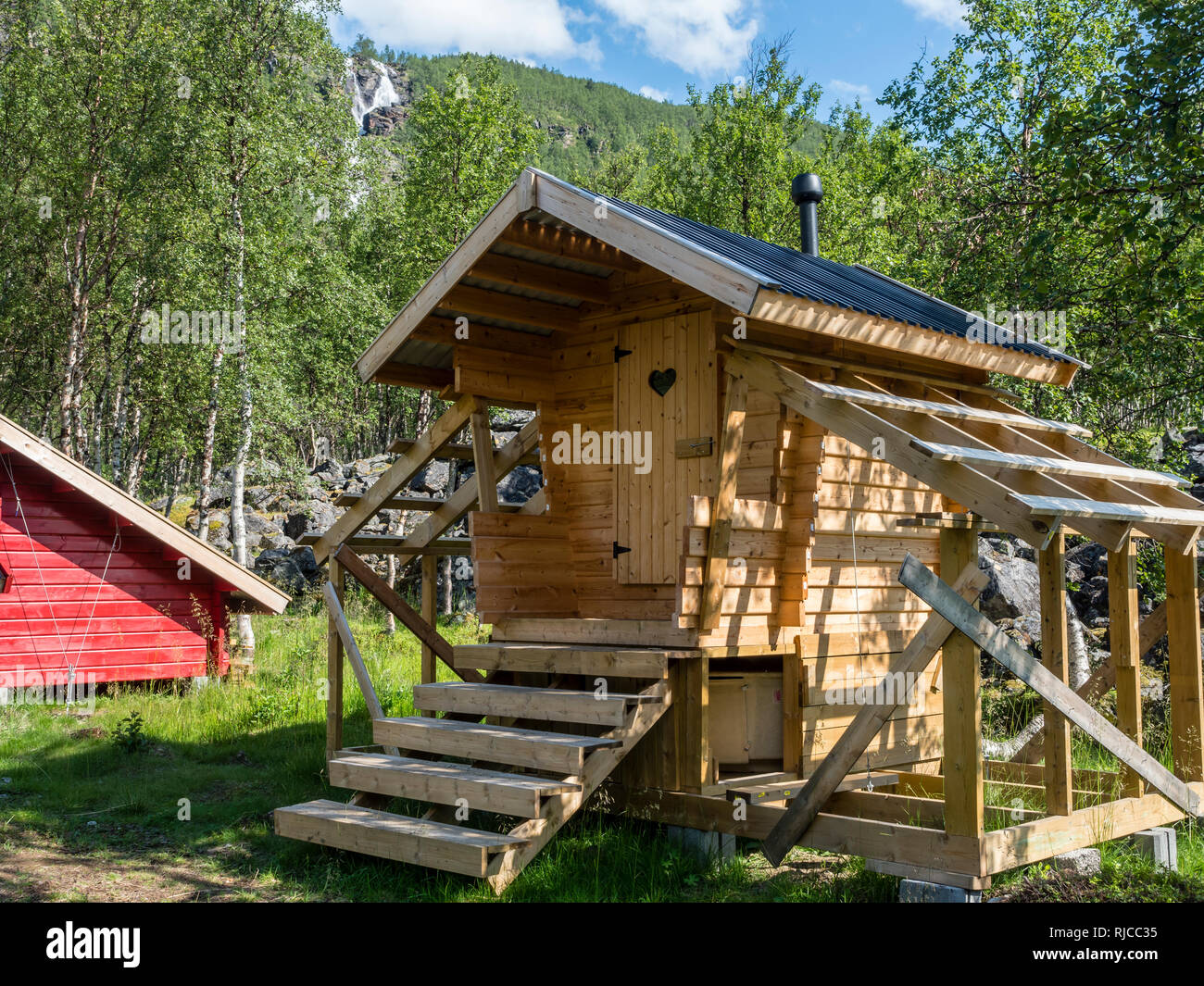 Rifugio di montagna Steindalshytta, nel percorso lungo la valle Steindalen a glacier Steindalsbre, alpi Lyngen, a sud di Lyngseidet, Troms County, Norvegia Foto Stock