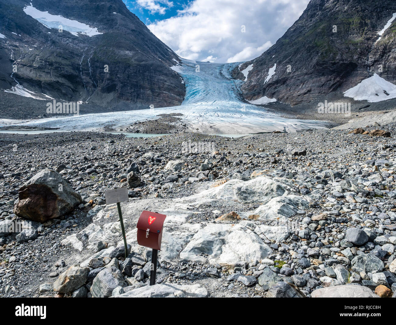 Glacier Steindalsbreen, lingua del ghiacciaio, segnaletica e 'trimkassa' alla fine della valle, Steindalen Lyngen Alpi, a sud di Lyngseidet, Troms County, Norvegia Foto Stock