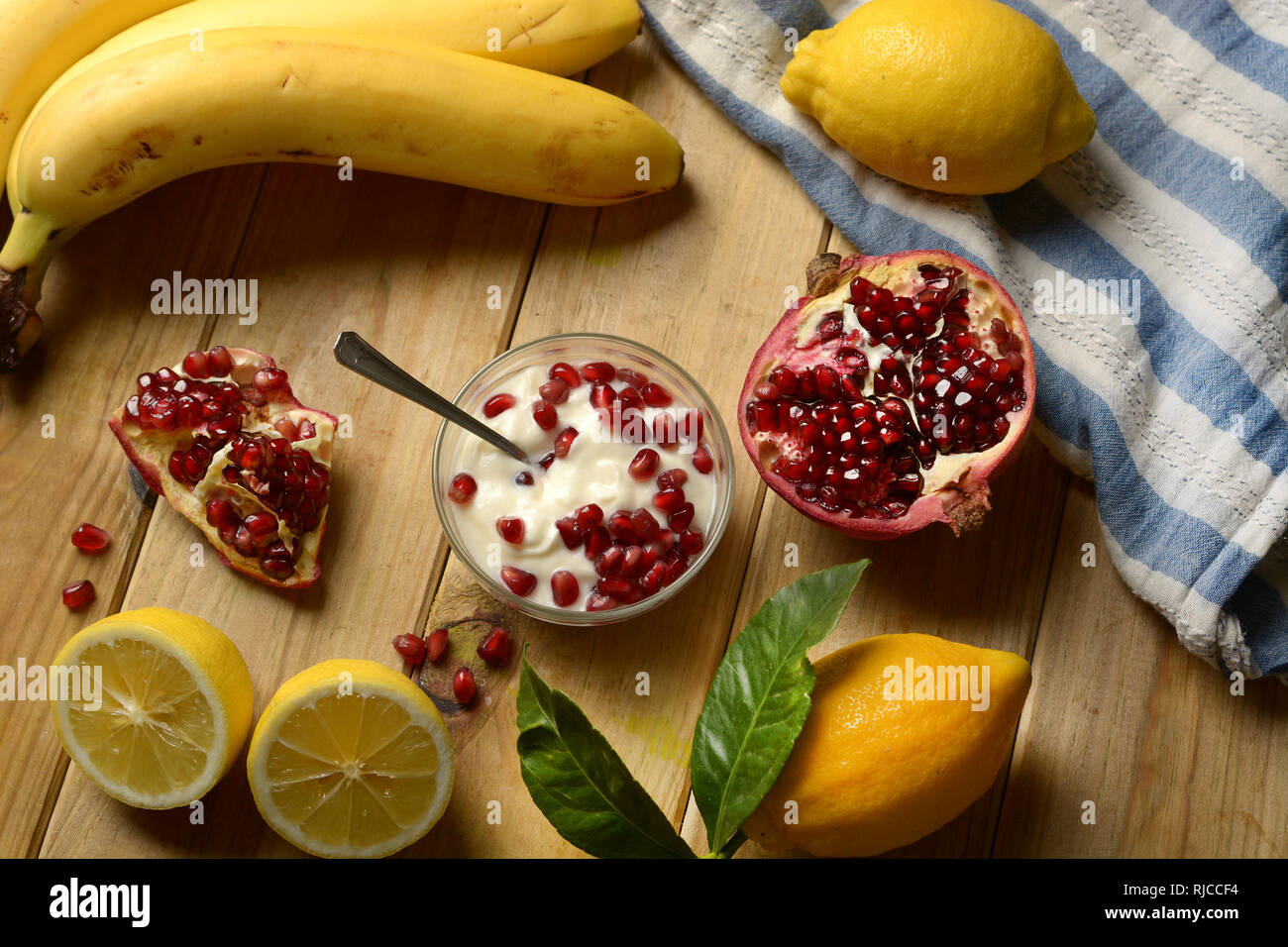 Delizioso il limone e melograno dessert nella ciotola di vetro - primo piano Foto Stock