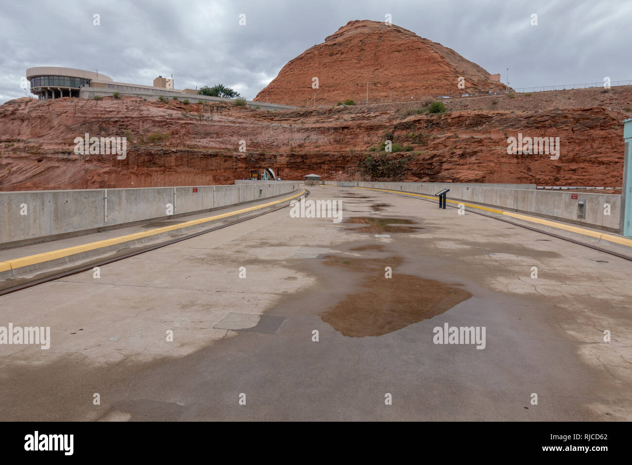 Vista generale di tutta la parte superiore del Glen Canyon Dam, Pagina, Arizona, Stati Uniti. Foto Stock
