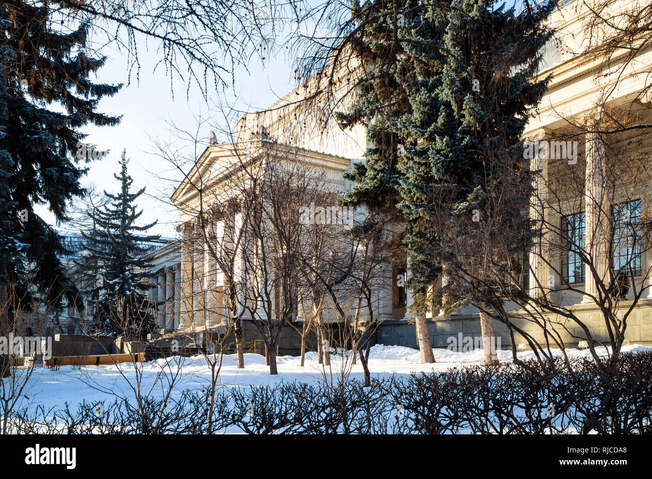 Vista laterale del palazzo di Pushkin Museo Statale di belle arti presso Vohonka Street nella città di Mosca nel giorno di inverno Foto Stock