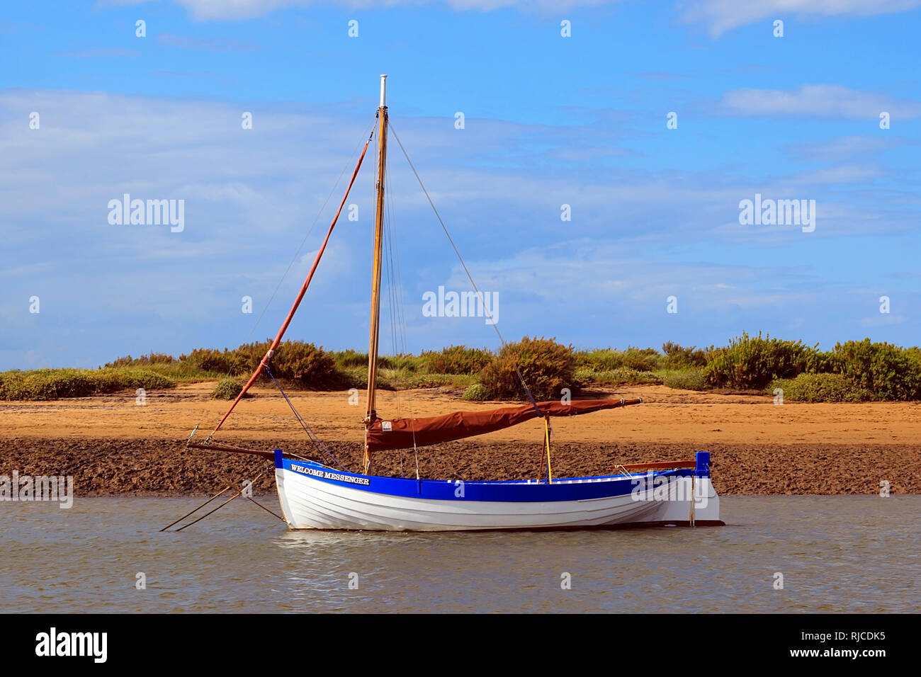 Crabbing Boat sulle maree Moorings a Burnham-Overy-Staithe sulla costa di Norfolk, Inghilterra, Regno Unito Foto Stock