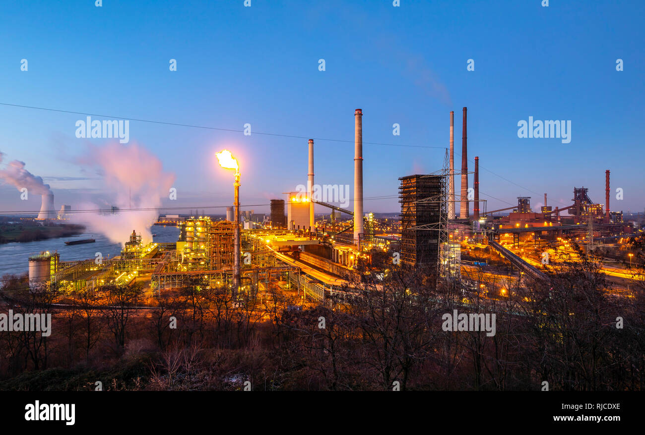 Stahlstandort Hamborn Duisburg, Kokerei Schwelgern ThyssenKrupp Steel, rechts Hochöfen, hinten links, Kühlturm des Kohlekraftwerks Duisburg Walsum, Bl Foto Stock