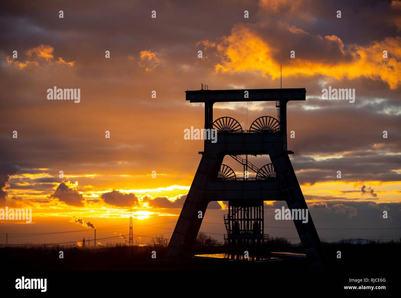 Ewald colliery, smantellata hard miniera di carbone, oggi un mix di attività per il tempo libero, industria, commercio e parco culturale, nubi di sera circa Doppelbock Foto Stock