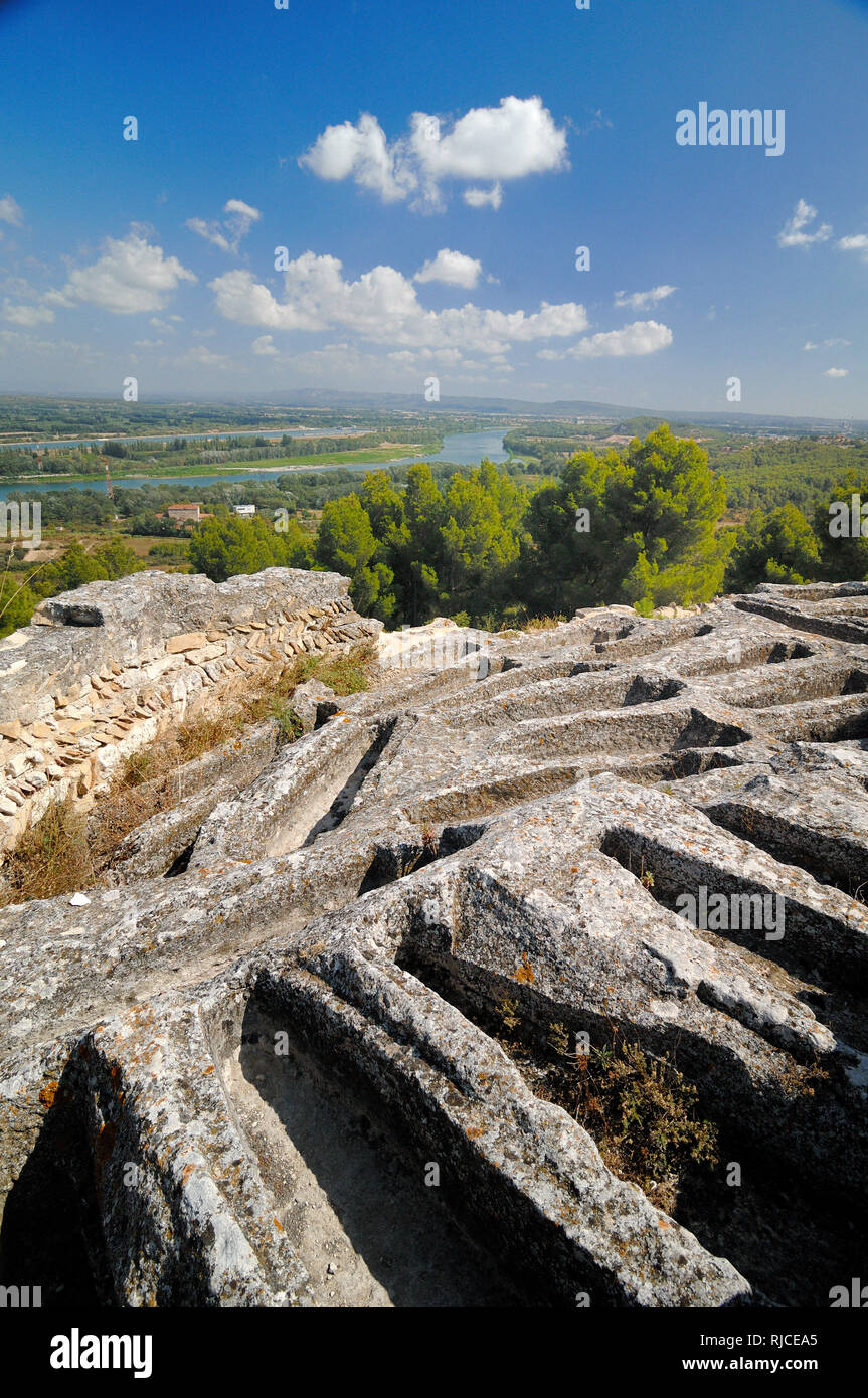 Dei primi Cristiani Rock-Cut tombe o cimitero theTroglodite al Monastero di San Romano, o Abbazia di Saint-Roman, che si affaccia sulla Valle del Rodano Beaucaire Foto Stock