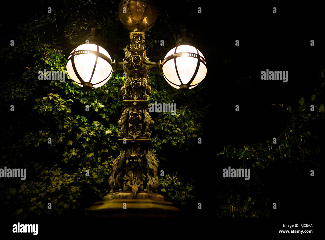 Gloucester Gate Bridge elaborati candelabri di bronzo shot di notte Gloucester gate vittoriano lampade Street Regents Park Royal Parks camden Foto Stock