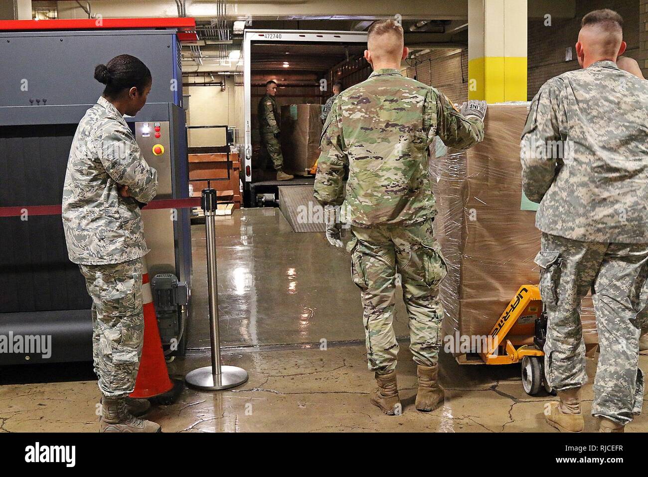 Stati Uniti Air Force Lt. Col. Vianesa Vargas (sinistra), il capo della squadra congiunta i record presso il National Archives e Records Administration, supervisiona i soldati assegnati al 3° U.S. Reggimento di Fanteria (la vecchia guardia) come essi carico scatole pallettizzate di record e gli artefatti dal Presidente Barrack Obama il mandato ad un autocarro per il trasporto al deposito temporaneo, nov. 1, 2016 presso gli archivi nazionali e Records Administration, Washington D.C. Vargas era presente in una diversa capacità durante il Obama inaugurazione del pugno, e ora sta vedendo la fine del suo mandato da assicurandosi che questi elementi arrivare tranquillamente t Foto Stock