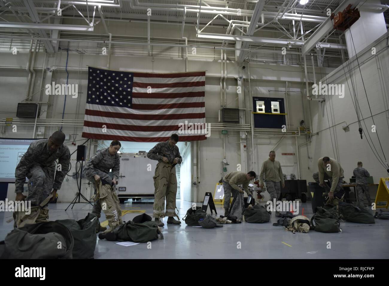 Membri del 145Airlift Wing don Servizio comune leggero tuta integrato durante la tecnologia chimica, biologica, radioattiva e nucleare della formazione della difesa tenutasi presso la North Carolina Air National Guard Base, l'Aeroporto Internazionale Charlotte Douglas, 8 gennaio, 2018. La formazione è un gruppo ampio obbligo per gli avieri per garantire disponibilità e familiarità con le procedure e le mani su con rilasciato gli indumenti di protezione. Foto Stock