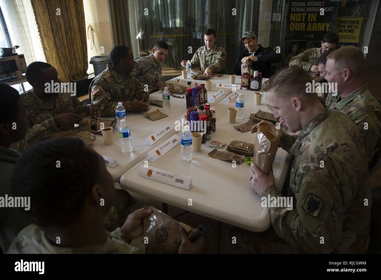 Segretario dell'esercito Mark T. Esper mangia il pranzo con i soldati combinata di Task Force Defender, 35th difesa aerea della brigata di artiglieria, a Seongju, Corea del Sud il 10 gennaio, 2018. Esper ha visitato la Corea per discutere la disponibilità con unità di misura in tutto il territorio coreano di teatro e di informare i soldati, famiglie e civili per la sua posizione e le politiche come segretario dell'esercito durante la sua visita di tre giorni. Foto Stock