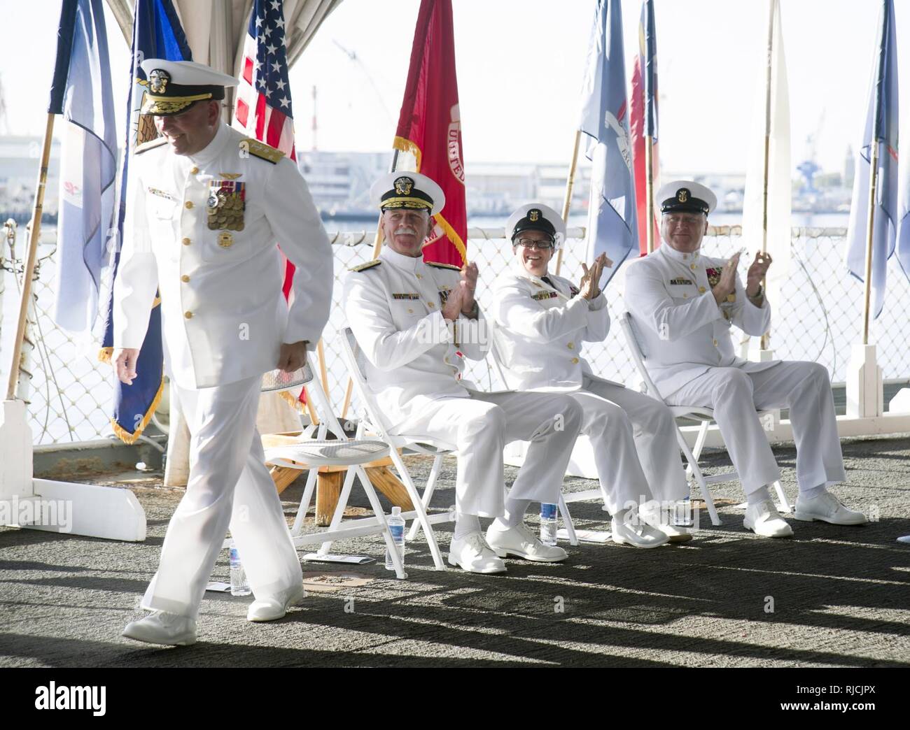 PEARL HARBOR (GEN. 12, 2018) Adm. Scott H. Swift, comandante della U.S. Flotta del Pacifico, Master Chief Susan Whitman, flotta Master Chief di U.S. Flotta del Pacifico e Master Chief James Honea benvenuti Vice Adm. John D. Alexander, comandante della U.S. 3a flotta, per il podio, come un oratore ospite durante Whitman il pensionamento di cerimonia, a bordo della Corazzata USS Missouri Memorial a base comune a Pearl Harbor Hickam. Whitman si ritira come la flotta xvii Master Chief di U.S. Flotta del Pacifico dopo più di 32 anni di servizio navale. Whitman giri oltre la posizione come la flotta senior leader arruolato nella flotta ma Foto Stock