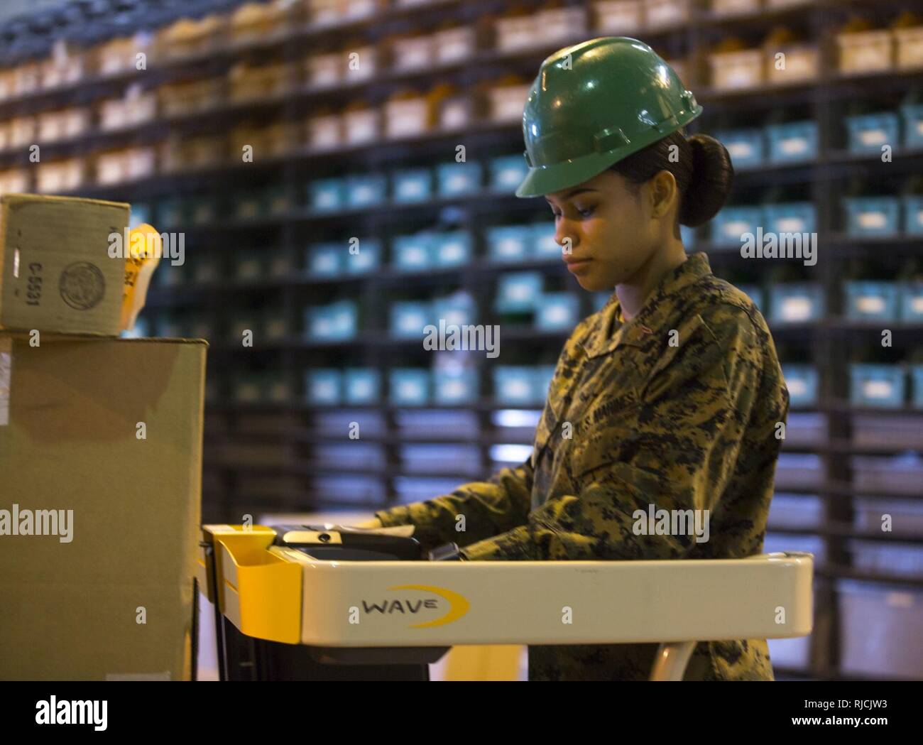 Cpl. Nelfi Tineoferreiras, il sottufficiale in carica della sezione di ricezione, combattere la logistica reggimento 35, terzo Marine Logistics Group, aziona un carrello elevatore a forche all'interno della sezione di ricezione di combattimento del reggimento di logistica 35 su Camp Kinser, Okinawa, in Giappone, 11 genn. 2018. Tineoferreiras è stata onorata dalla Marine Corps Associazione e Fondazione Gen 12, 2018 come sua Marine dell'anno 2017 per la sua dimostrazione di maturità, iniziativa e impareggiabile competenza tecnica. Tineoferreiras è un nativo della Repubblica Dominicana. Foto Stock