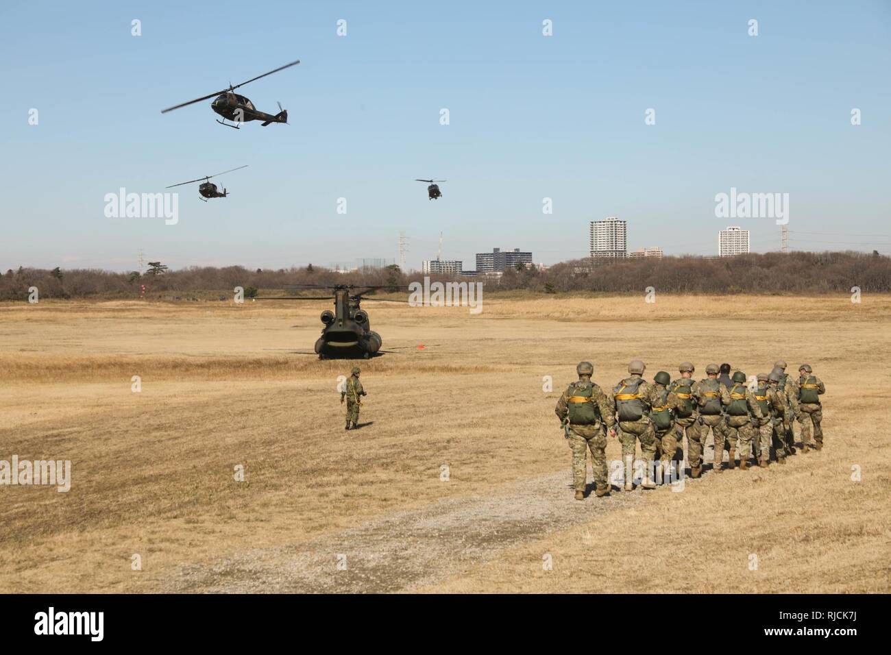 I soldati degli Stati Uniti assegnato al primo battaglione, 1a delle forze speciali Gruppo (Airborne) si prepara a bordo di una giapponese CH-47 Chinook durante il suolo giapponese di auto-difesa Forze (JGSDF) annuo di nuovi anni cerimonia di salto a Narashino Drop Zone, Narashino, Giappone, Gennaio 12, 2018. La cerimonia di salto è un evento annuale che è condotta come un rito di passaggio per garantire i soldati del 1° Brigata Aerea svolgimento sicuro delle operazioni aviotrasportate durante tutto l'anno, e anche per migliorare la loro responsabilità e espirit de corp. Foto Stock