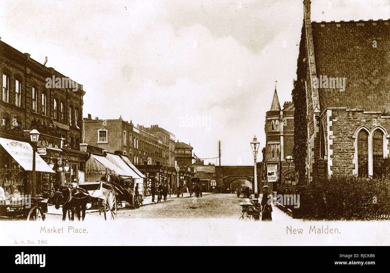 Market Place, New Malden, SW London (Surrey), che mostra il ponte della ferrovia e da vari negozi, inclusi J C Giblett, macellaio. Foto Stock