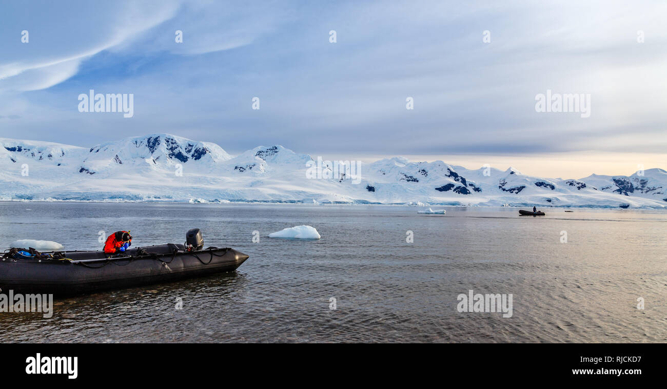 Zodiacs barche nel fiordo di neve della baia Neko, Antartide Foto Stock