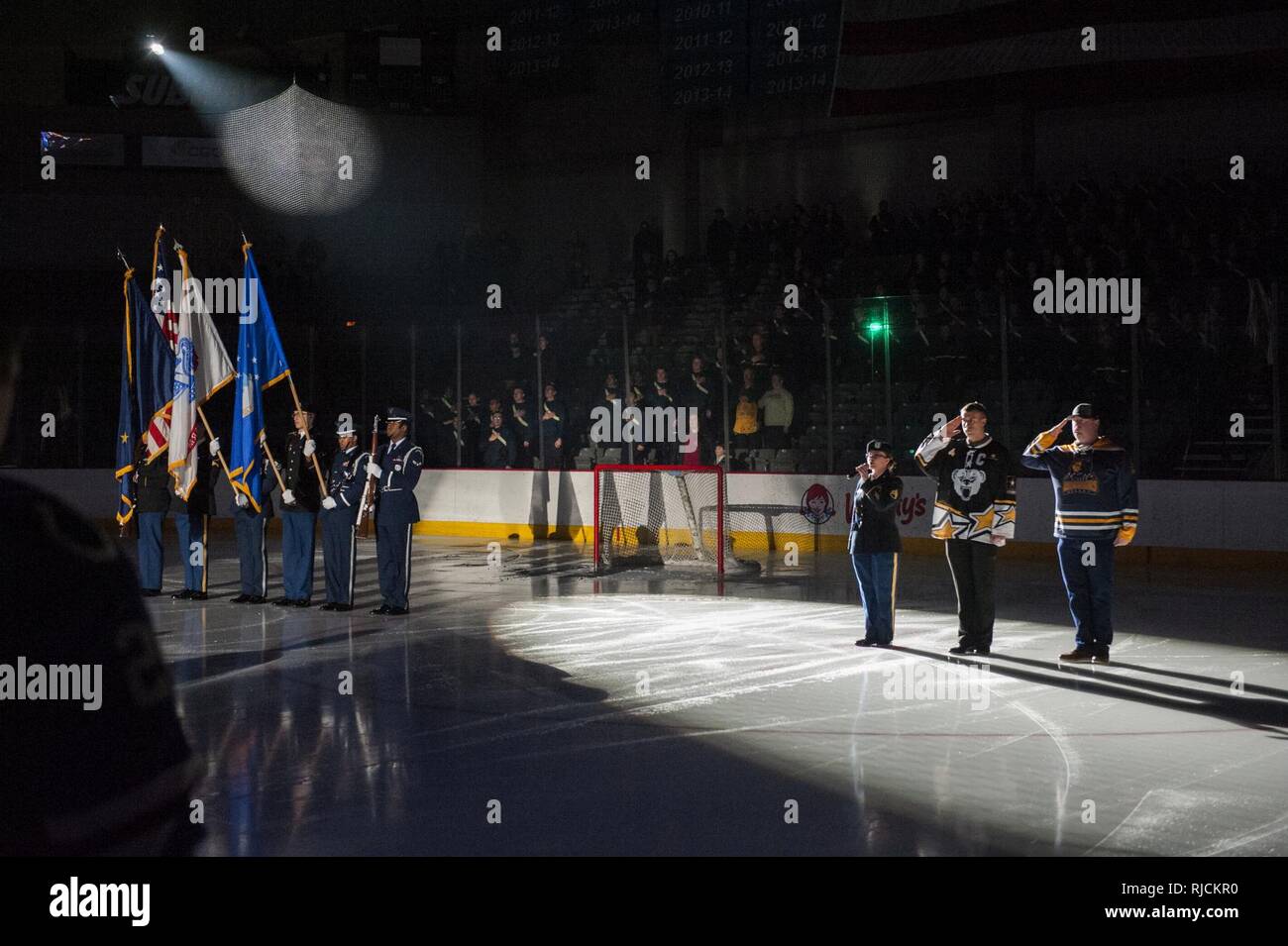 Stati Uniti Il personale dell'esercito Sgt. Jessica Erhart, CON GLI STATI UNITI Esercito dell Alaska 9 Army Band, canta l'inno nazionale prima dell'inizio dell'Università di Alaska-Anchorage Seawolves' apprezzamento militare hockey gioco al Sullivan Arena di Anchorage in Alaska,, Gennaio 13, 2018. La SAU coordinato il militare gioco di apprezzamento a coincidere con l'esercito annuale vs. Air Force Hockey gioco. La Air Force ha vinto quest'anno il gioco 11-1. Foto Stock