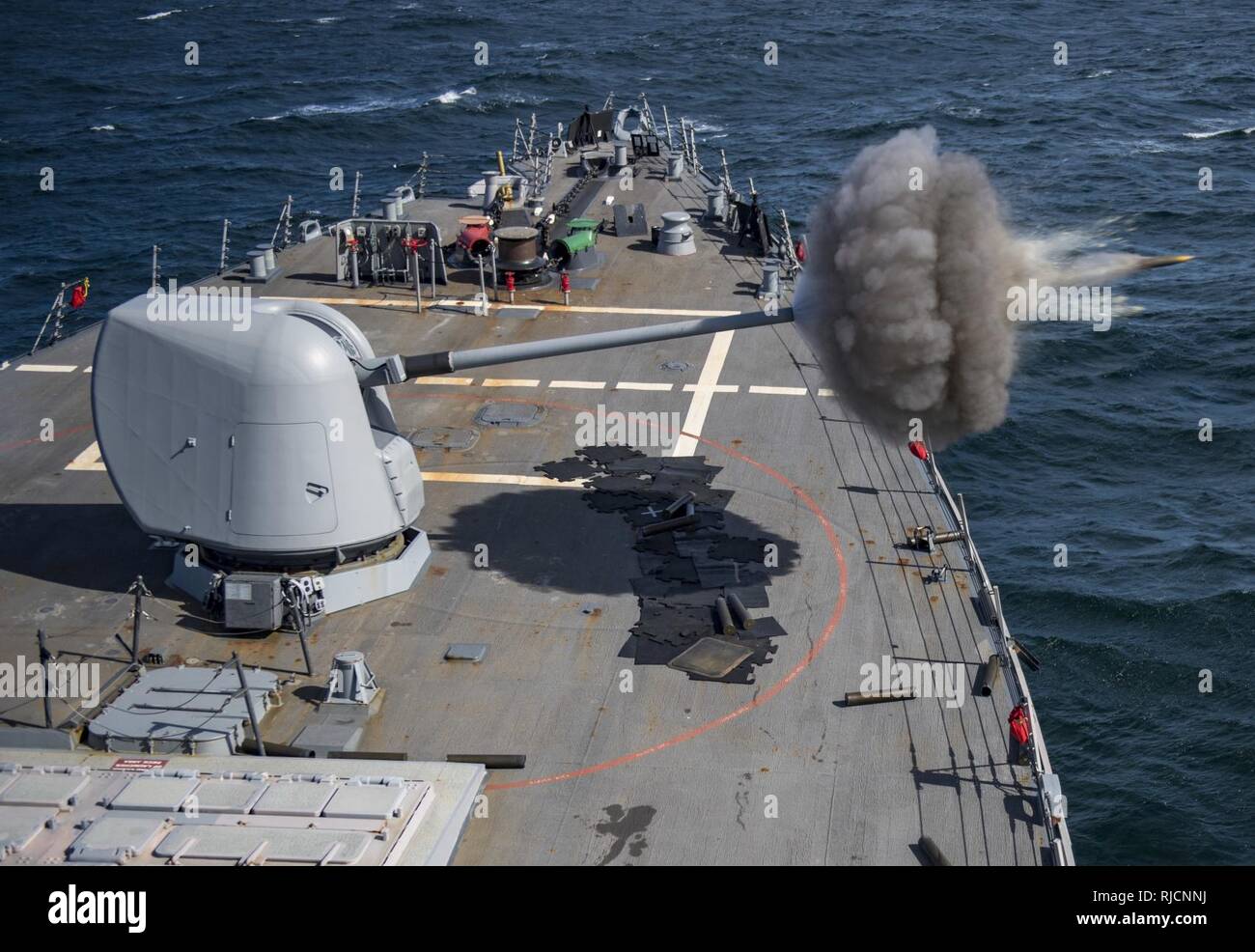 Oceano atlantico (GEN. 14, 2018) Il Arleigh Burke-class guidato-missile destroyer USS Ross (DDG 71) incendi i suoi 5 pollici pistola durante una superficie navale fuoco esercizio di supporto con la Royal Navy marocchine come parte di esercizio African Sea Lion. Fra africano Sea Lion's obiettivi è quello di testare e valutare noi marocchina e capacità di condotta coordinata, combinato superficie navale fuoco esercizi di supporto sul Tan Tan poligono di tiro. Ross, distribuita a Rota, Spagna, è sulla sua sesta patrol NEGLI STATI UNITI Sesta flotta area di operazioni a sostegno degli enti regionali alleati e partner negli Stati Uniti e gli interessi di sicurezza nazionali in Foto Stock