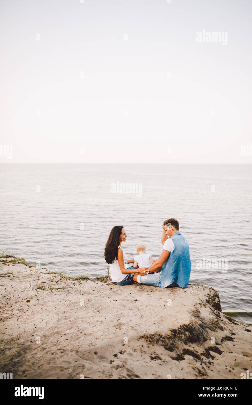 Tema Vacanza In Famiglia Con Bambino Piccolo Sulla Natura E Sul Mare Mamma Papa E La