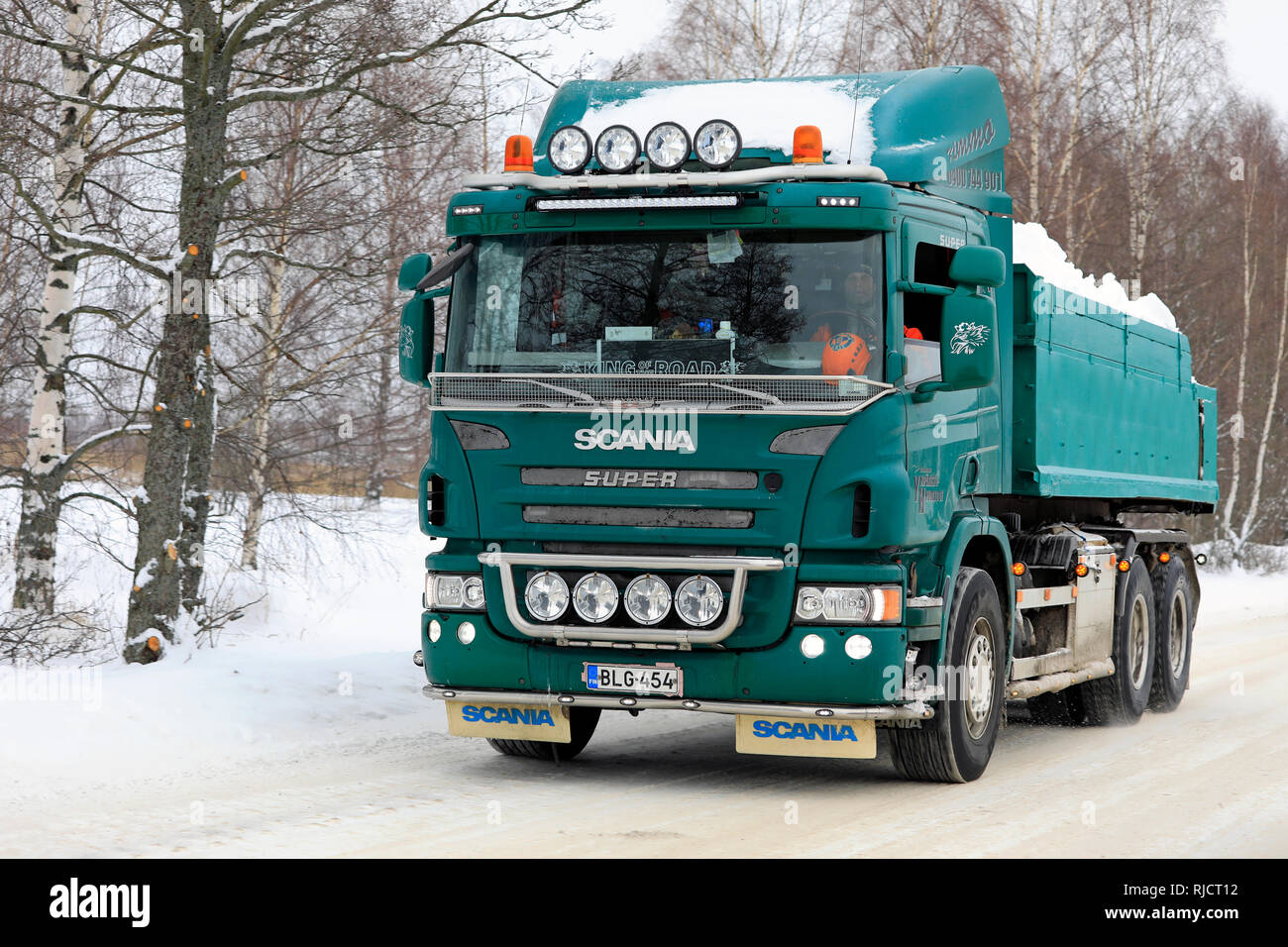 Salo, Finlandia - 2 Febbraio 2019: Verde Scania P420 ribaltabile carrello a velocità di traino snow cancellato dalle strade e parcheggi in città la neve area di dumping Foto Stock