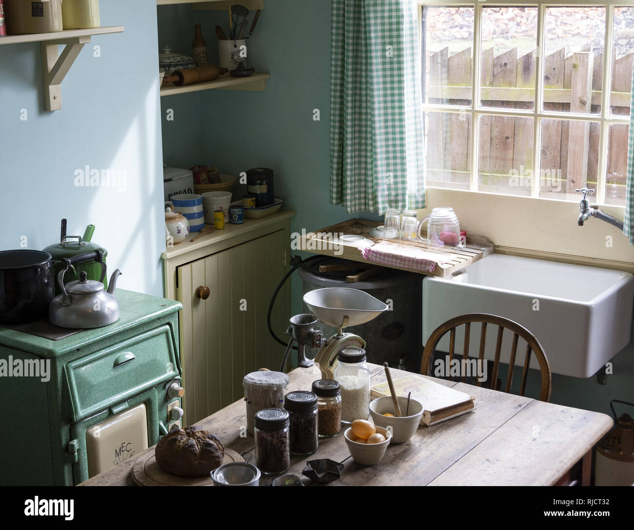 Una cucina/sala da pranzo domestica degli anni '30 nel retro a casa al Black Country Living Museum a Dudley, West Midlands, Inghilterra, Regno Unito Foto Stock