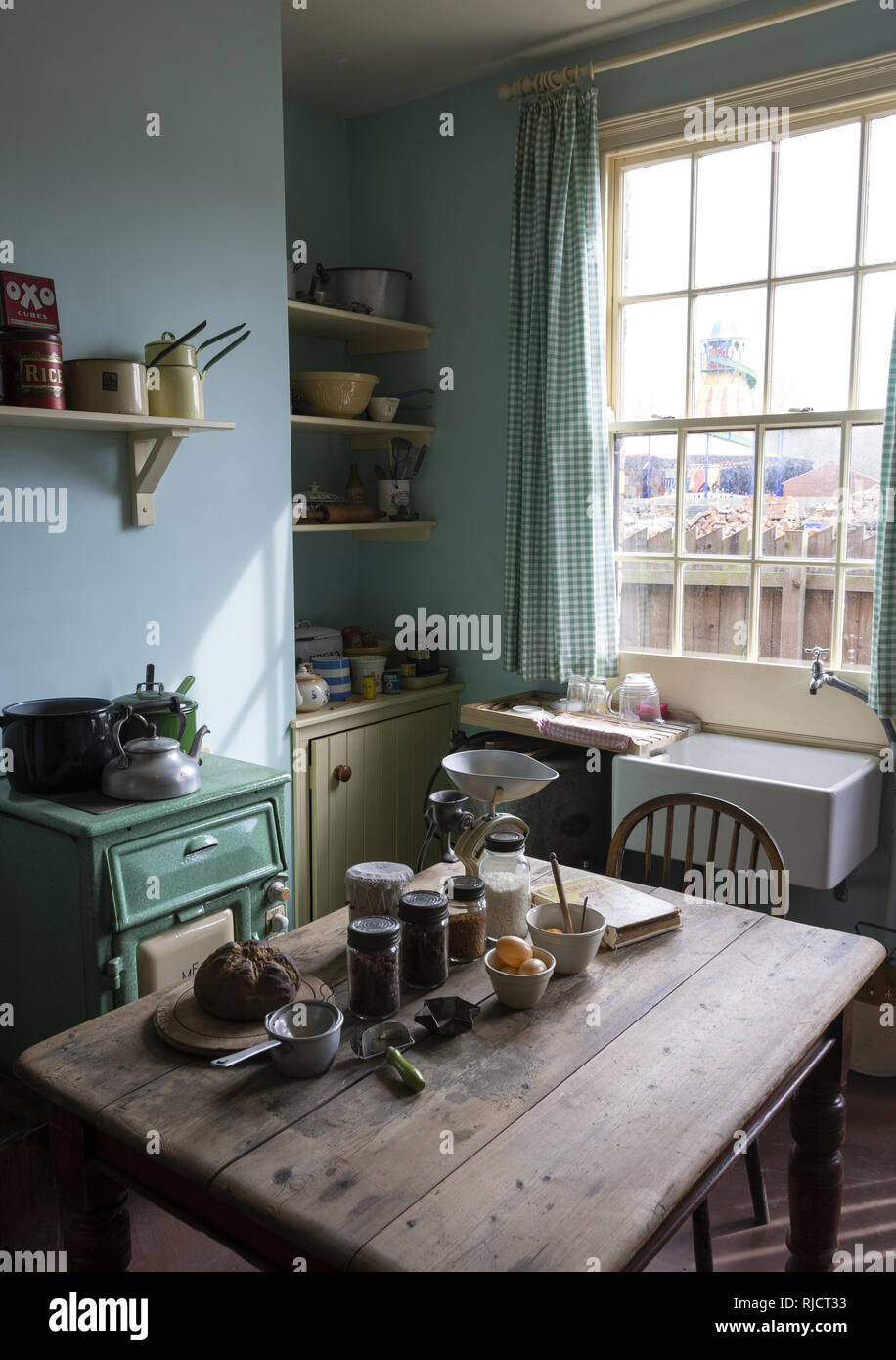 Una cucina/sala da pranzo domestica degli anni '30 nel retro a casa al Black Country Living Museum a Dudley, West Midlands, Inghilterra, Regno Unito Foto Stock