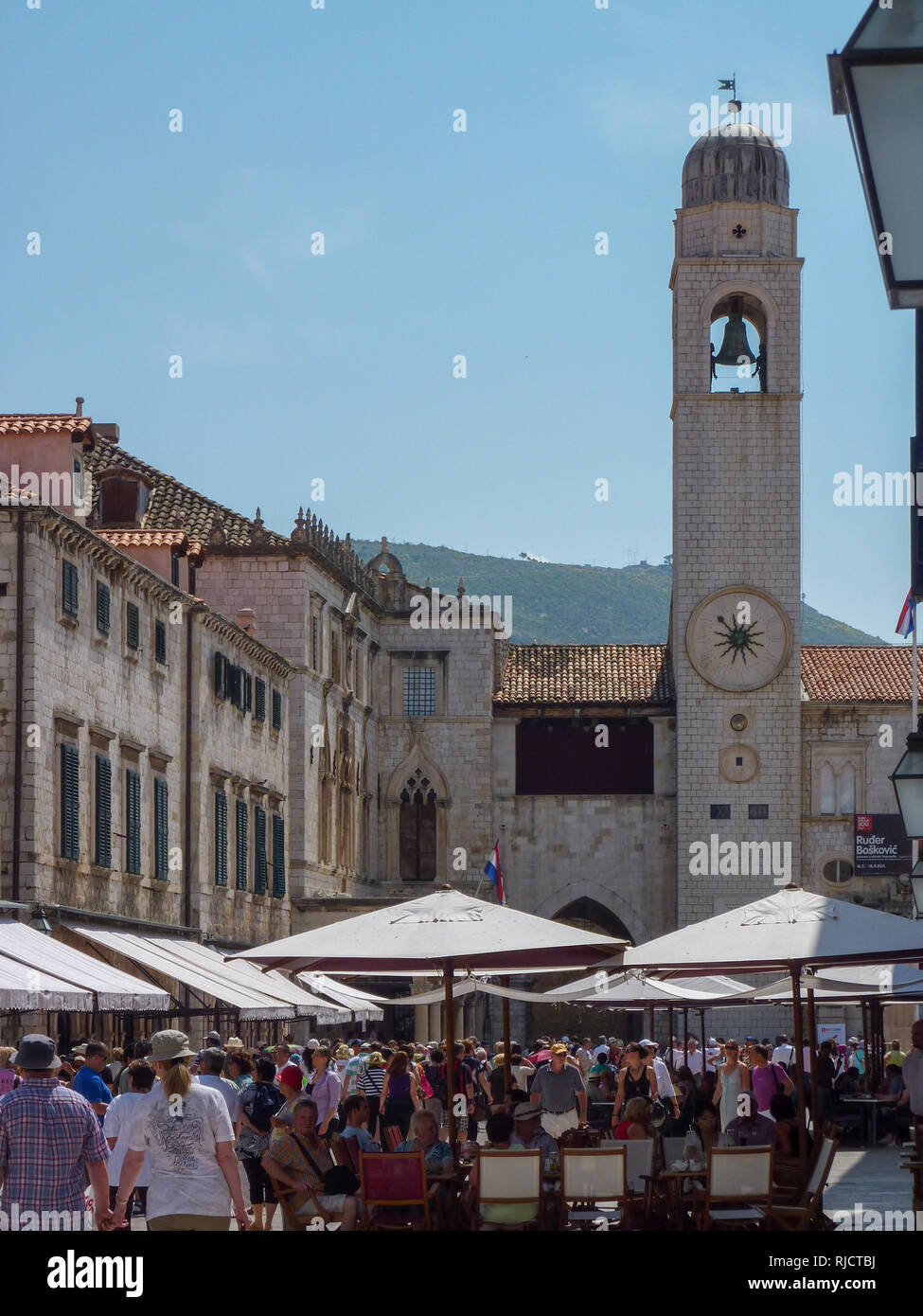 I turisti in Piazza Luža, una trafficata piazza sotto il campanile, paese vecchio di Dubrovnik, Croazia Foto Stock