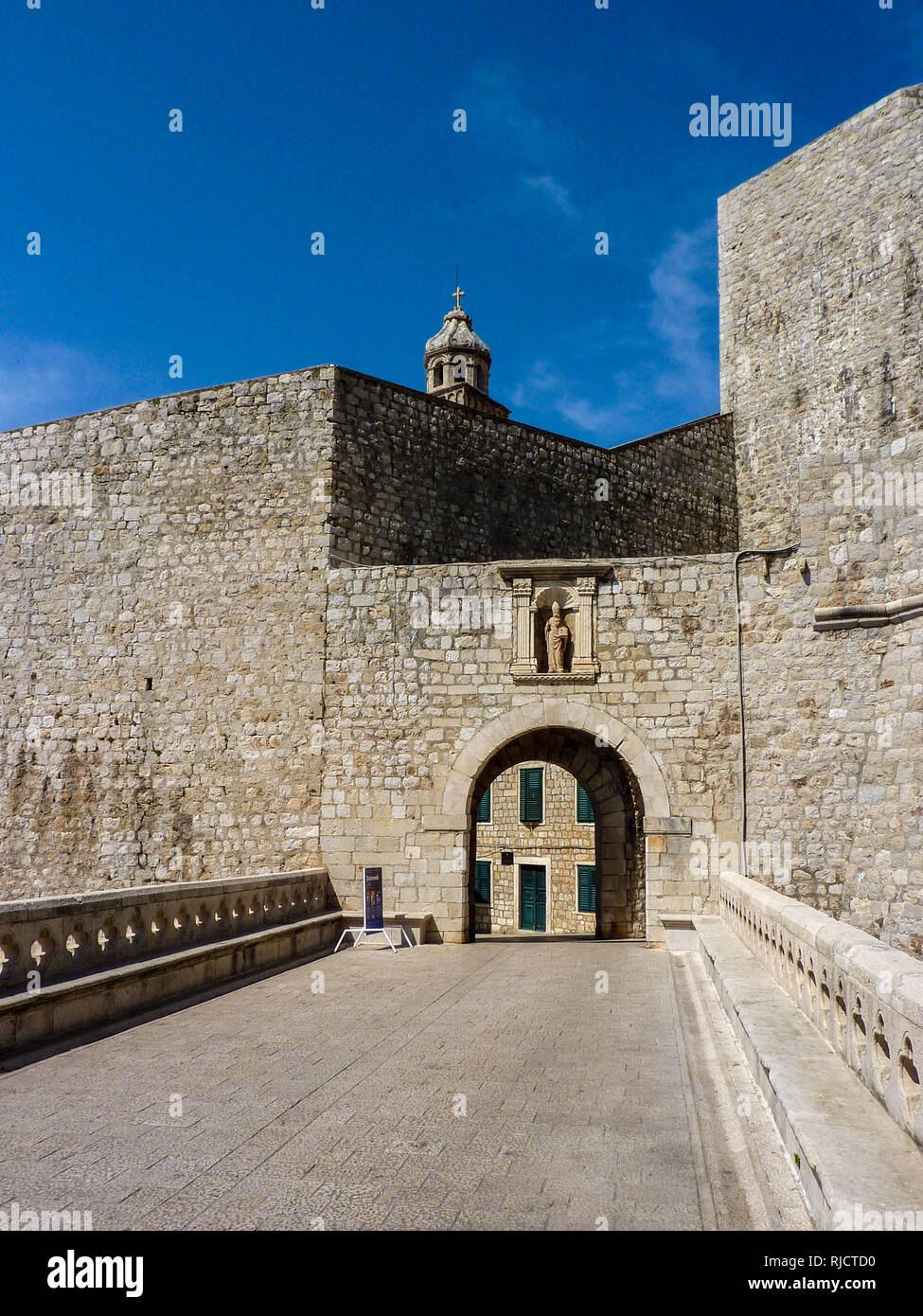 Una vista lungo il marciapiede che conduce al cancello PLOCE, parte delle famose mura del paese vecchio di Dubrovnik, Croazia Foto Stock