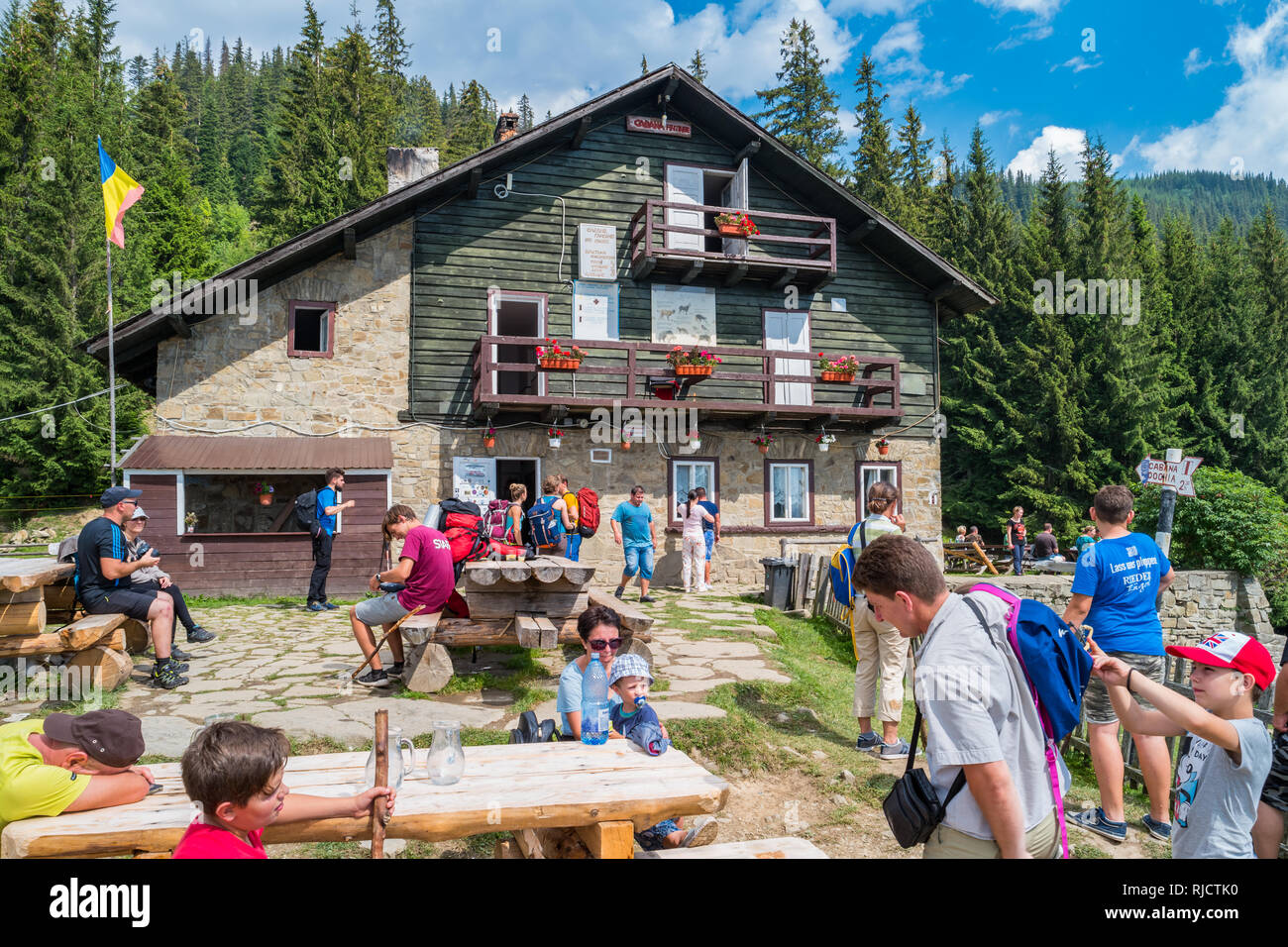 Persone riposo a Cabana Fantanele nel massiccio Ceahlau, Carpazi, Romania. Foto Stock