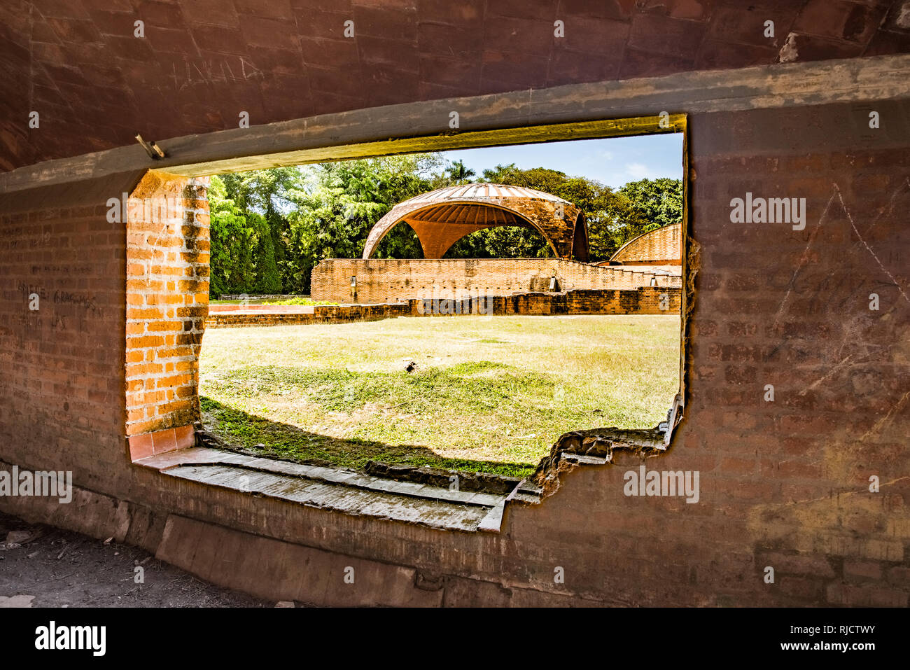 Vista da un'apertura, abbandonato Scuola di danza, Havana, Cuba Foto Stock