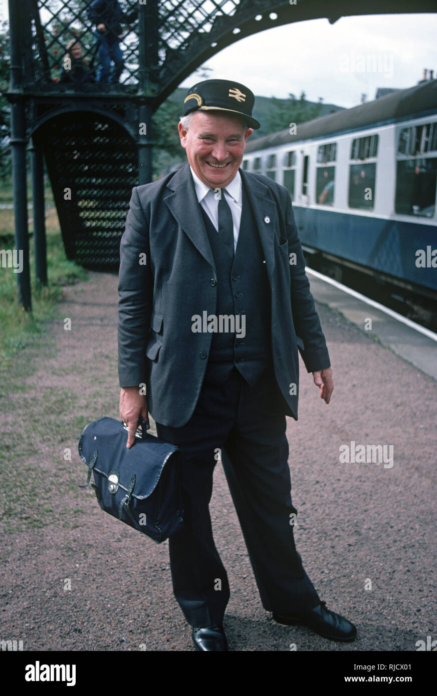 La British Rail treno diesel driver sul Kyle of Lochalsh Line, Scozia Foto Stock