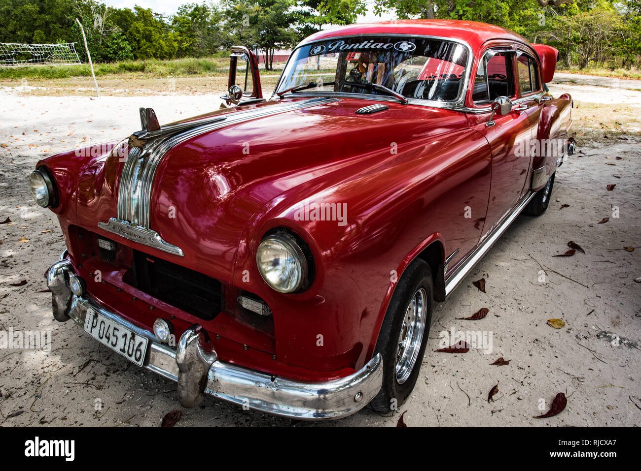 Rosso Pontiac cubano, vista frontale, parcheggiato su una spiaggia. Foto Stock