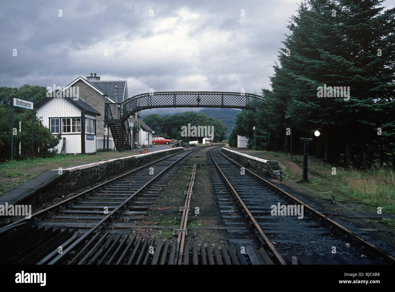 La British Rail Strathcarron stazione ferroviaria sul Kyle of Lochalsh Line, Highlands, Scozia Foto Stock