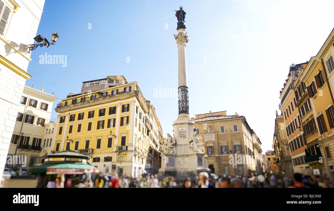 Vergine Maria statua sulla colonna in Piazza di Spagna a Roma, Italia Foto Stock