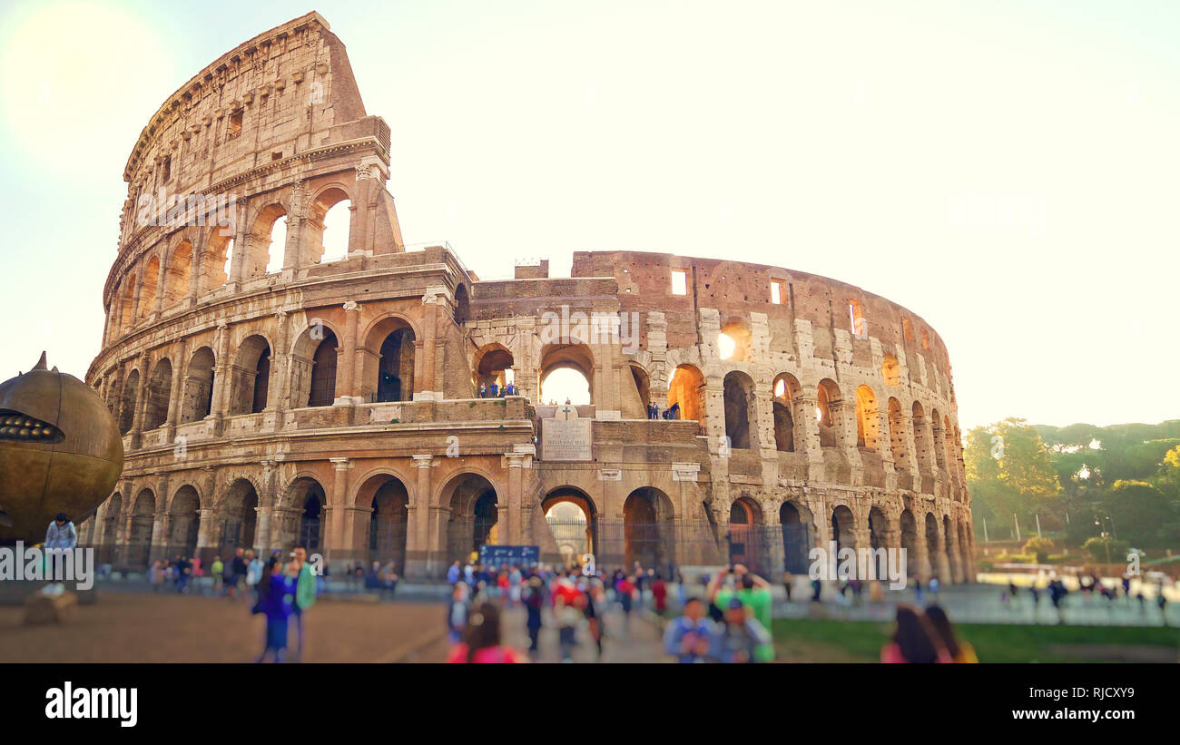 Colosseo romano e ai turisti la mattina presto a Roma, Italia Foto Stock