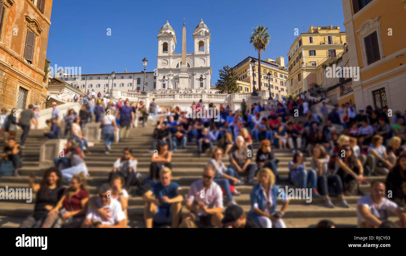 Scalinata di piazza di Spagna e i turisti a Piazza di Spagna a Roma, Italia Foto Stock