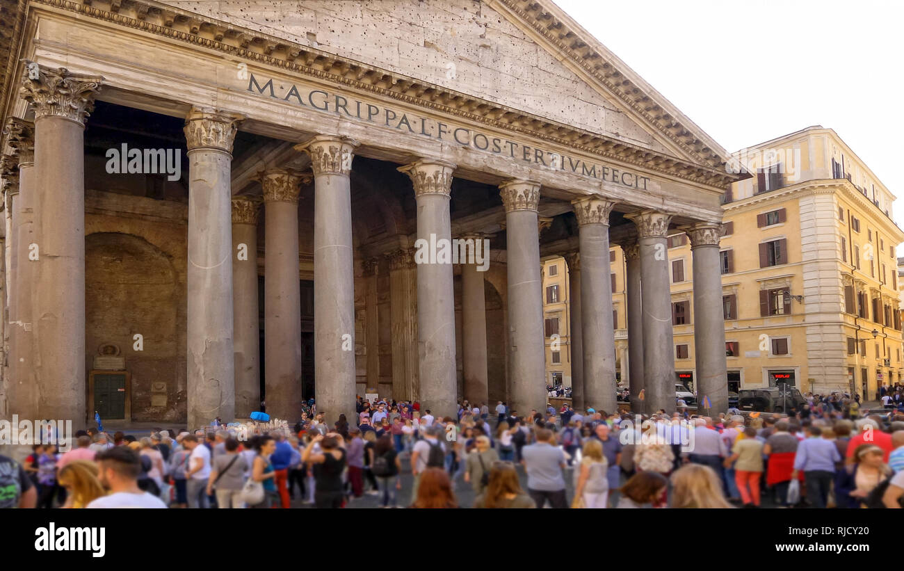 La folla di turisti al Pantheon di Roma, Italia Foto Stock