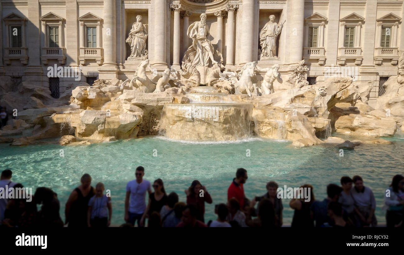 I turisti alla Fontana di Trevi a Roma Foto Stock