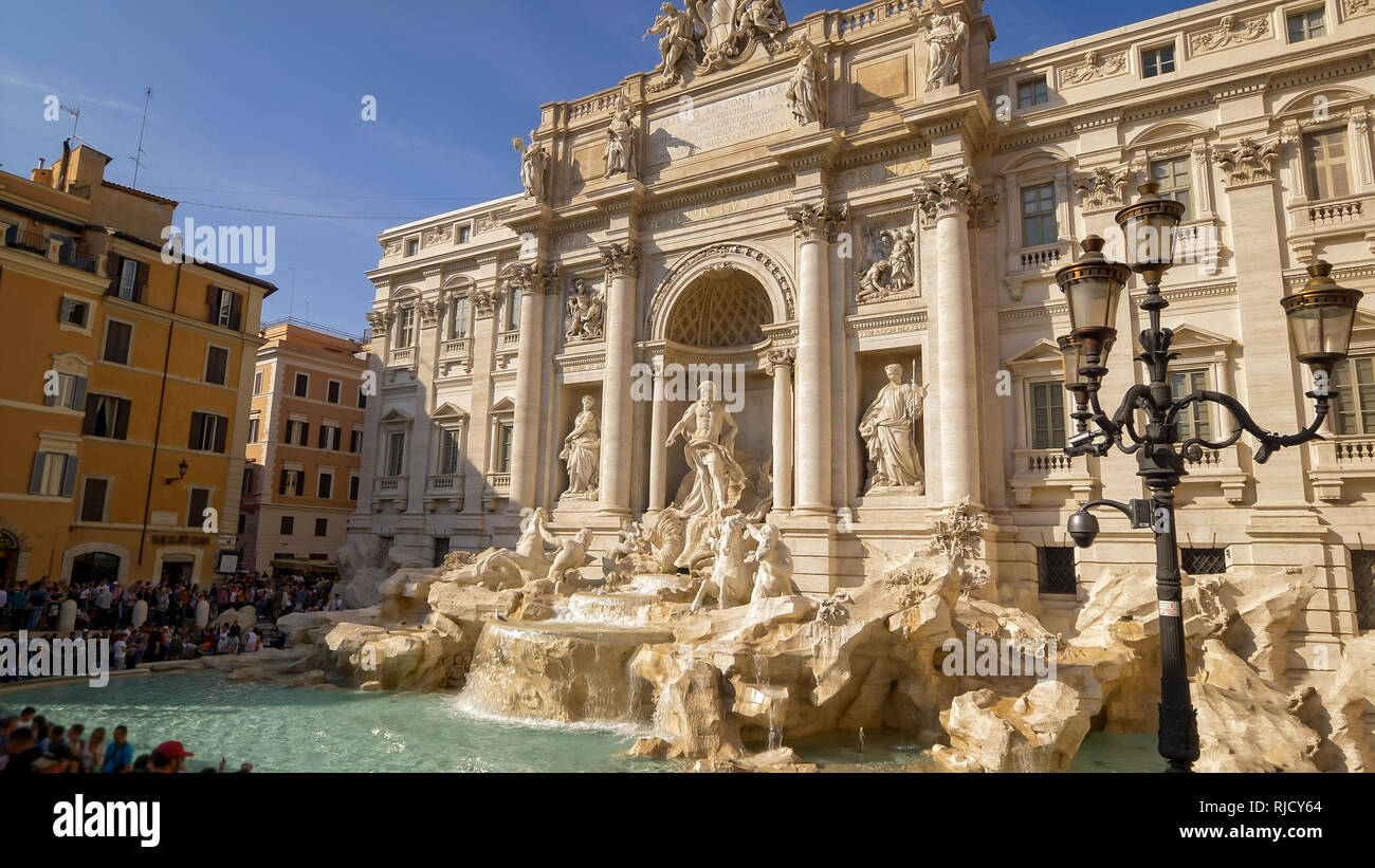 A scivolare attraverso i turisti alla Fontana di Trevi a Roma, Italia Foto Stock