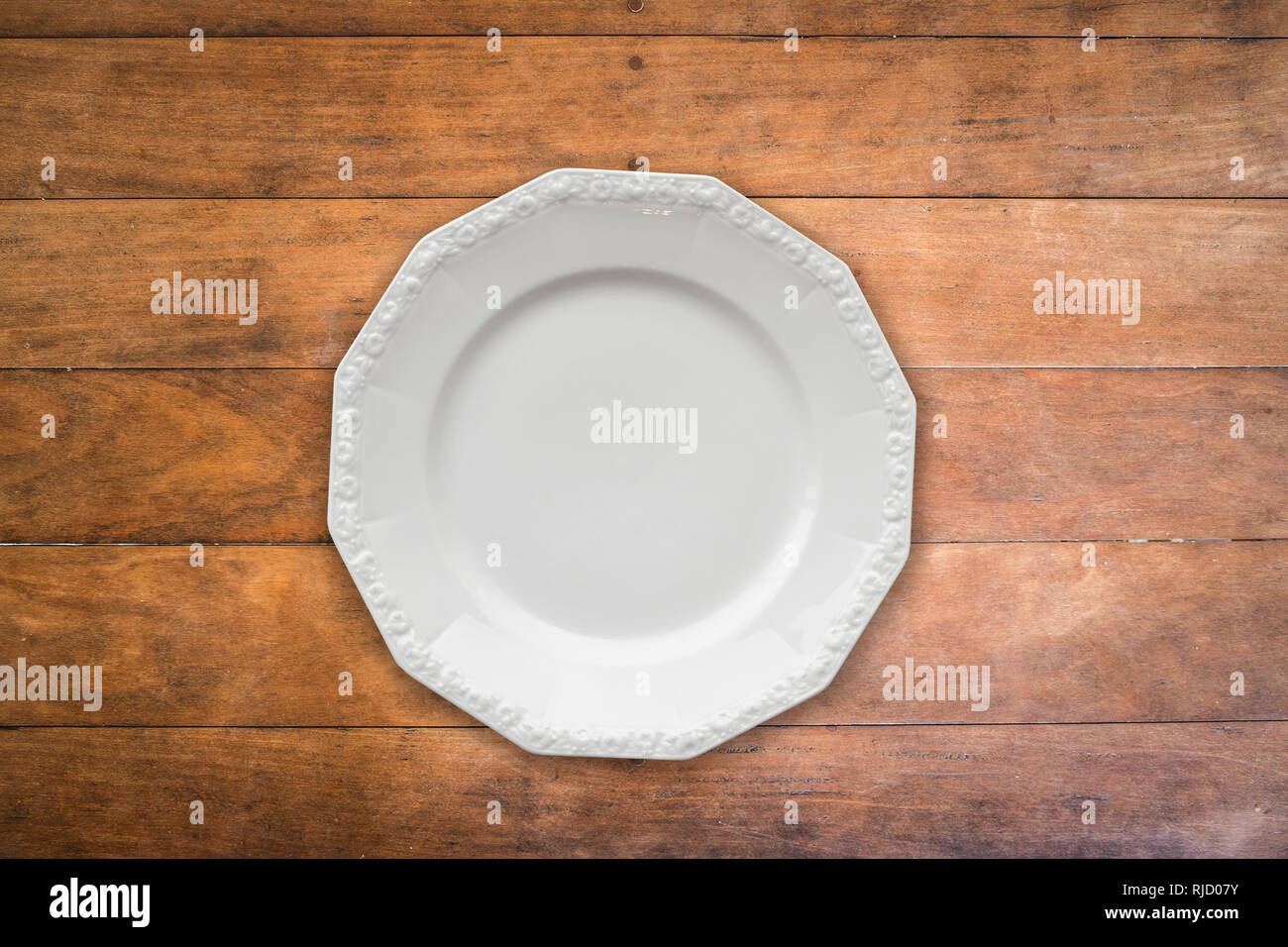 Piastra vuota su sfondo di legno - dinner table lay piatto Foto Stock
