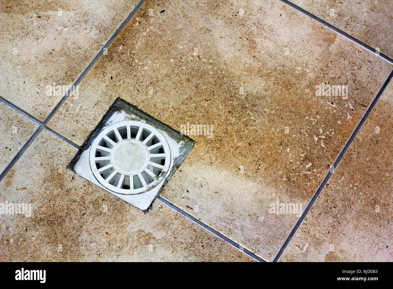 Scarico acqua di sfiato in cucina, bagno o nel seminterrato con piastrelle  di ceramica in vecchio pavimento vintage. Astratta geometrica sfondo beige  Foto stock - Alamy