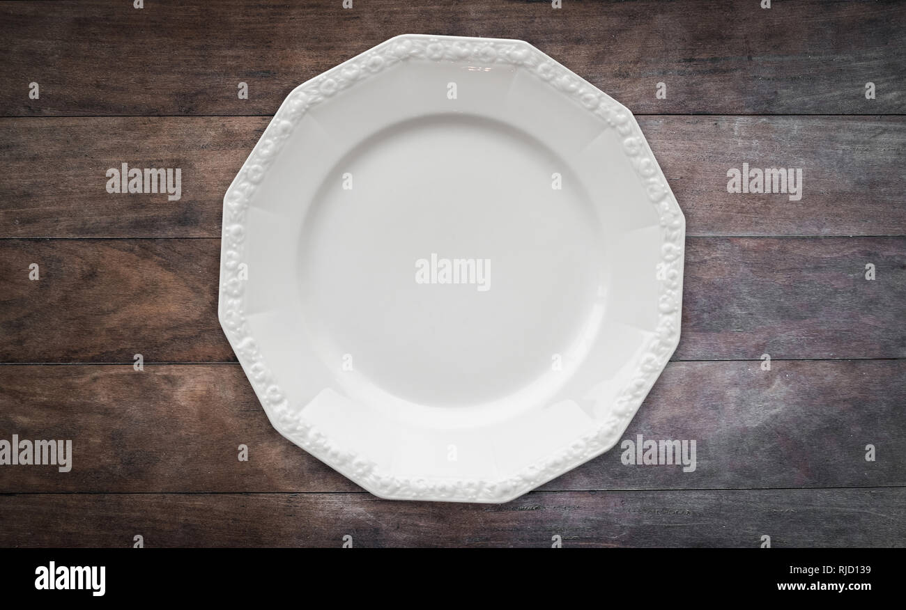 Svuotare la cena la piastra sul tavolo di legno sfondo Foto Stock