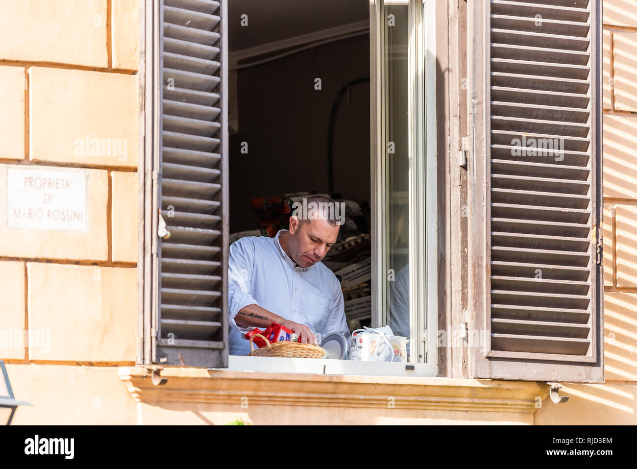 Roma, Italia - 4 Settembre 2018: Closeup ritratto di uomo italiano chef fuori dalla finestra aperta di cottura degli alimenti prima colazione in mattina su strada nel centro storico di c Foto Stock