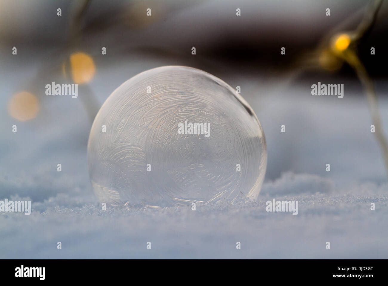 In prossimità di una piccola bolla di sapone il congelamento rapidamente a causa del freddo in inverno Foto Stock