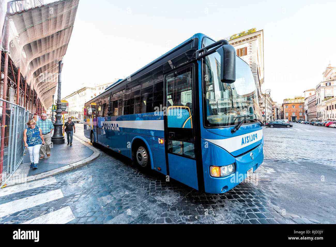 Roma, Italia - 5 Settembre 2018: Italiano strada di ciottoli fuori in città storica in mattinata ampio angolo di strada e di primo piano della polizia blu Polizia autobus Foto Stock