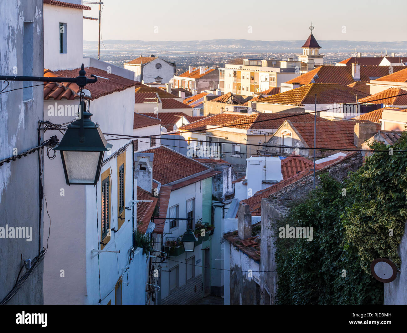 Street nella città vecchia in Palmela, Distretto di Setubal, a sud di Lisbona in Portogallo, al tramonto. Foto Stock