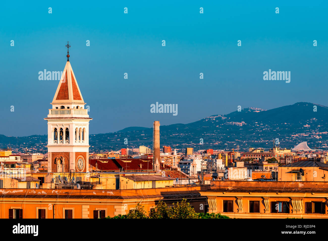 Storica città italiana di San Lorenzo di Roma, Italia cityscape skyline con elevato angolo di visualizzazione colorata architettura edifici vecchi chiesa torre a suns Foto Stock